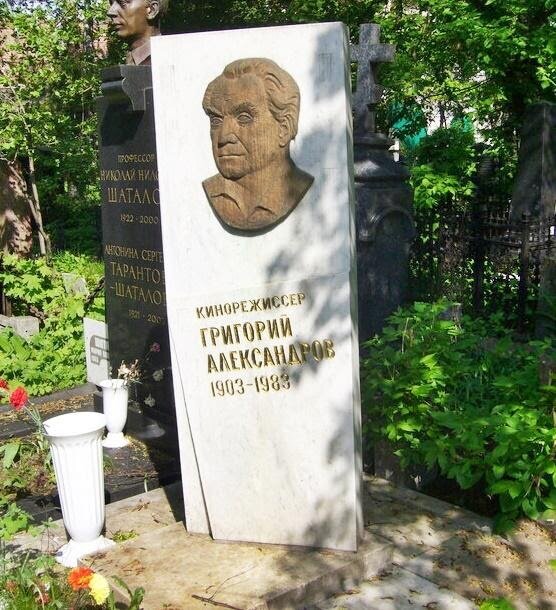 «Они тоже гостили на нашей земле»: кинозвезды, похороненные на Новодевичьем кладбище. Часть 16