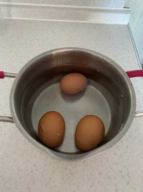 Сотрудница столовой открыла секрет, как варить яйца, чтобы они чистились за несколько секунд