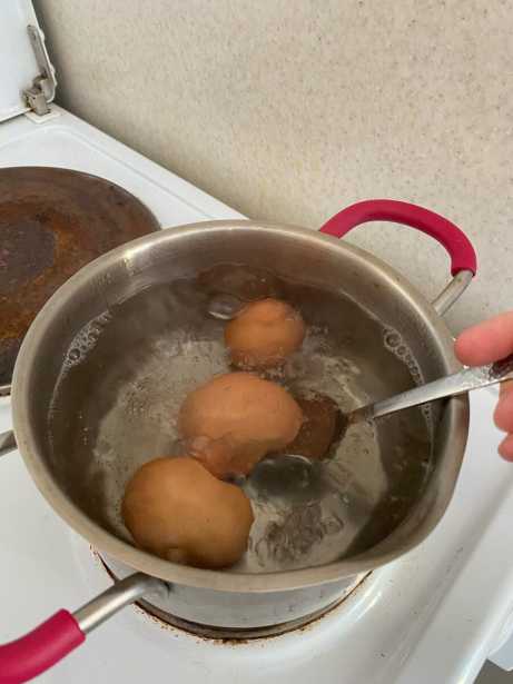 Сотрудница столовой открыла секрет, как варить яйца, чтобы они чистились за несколько секунд