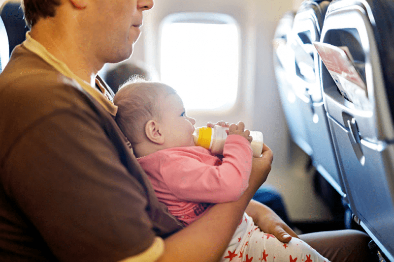Плачущих детей в самолете все больше, но главная проблема- это поведение их родителей